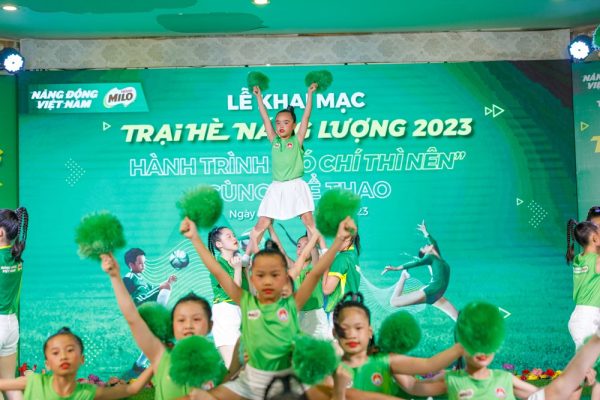 Tiet muc bieu dien Aerobics tren nen nhac MILO Here We Go thoi bung suc nong cua Le khai mac Trai He Nang Luong Nestle MILO 2023 – Trung tam ren y chi